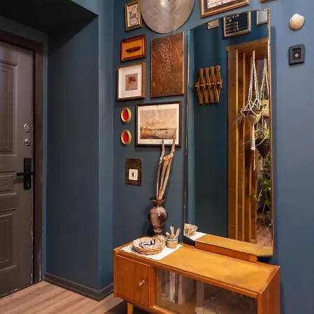 Dark & Moody Mid Century Ρίγα