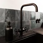 Apartamento Dark & Moody Mid Century Riga