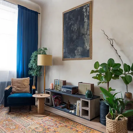 شقة Dark & Moody Mid Century *