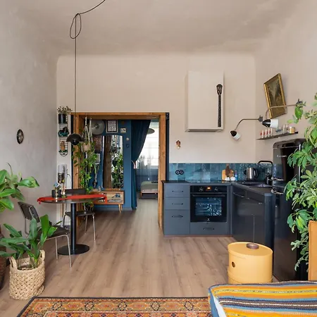 Dark & Moody Mid Century Апартаменти *