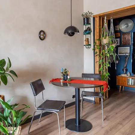 Dark & Moody Mid Century דירה