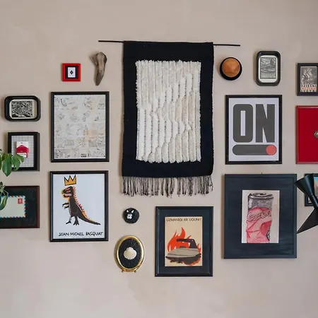 Dark & Moody Mid Century ריגה