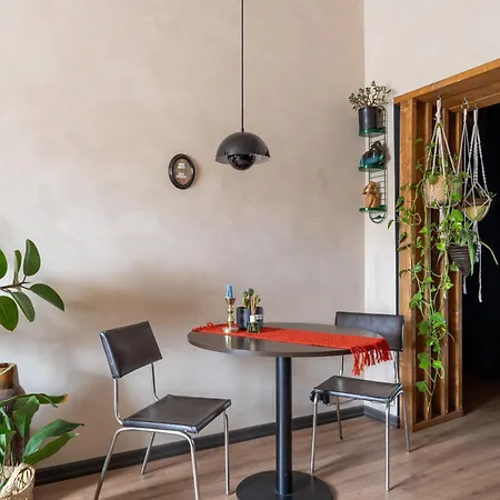 Dark & Moody Mid Century Daire *