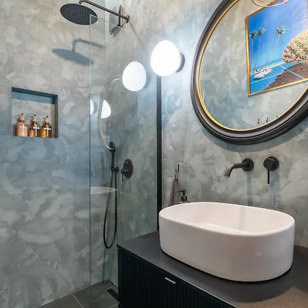 Dark & Moody Mid Century Апартаменти Рига