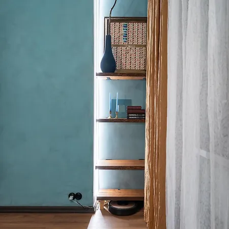 شقة Dark & Moody Mid Century *