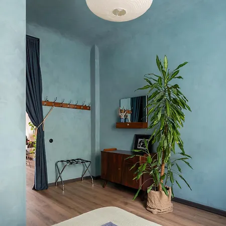 Апартаменти Dark & Moody Mid Century *