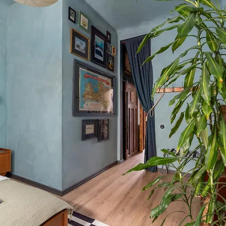 Apartament Dark & Moody Mid Century Ryga