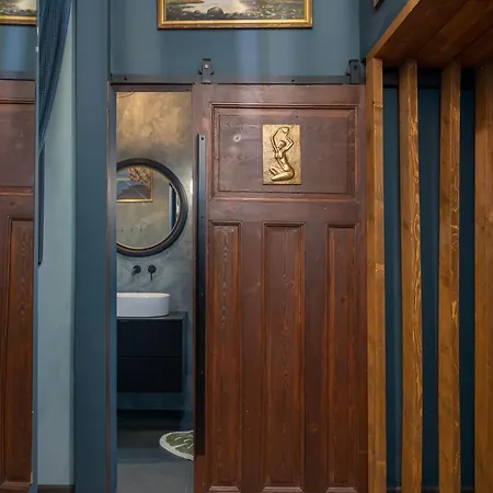 Dark & Moody Mid Century Daire