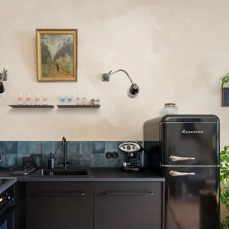 Dark & Moody Mid Century شقة ريغا