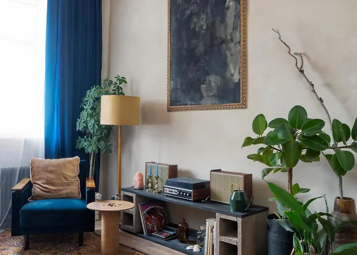 Апартаменты Dark & Moody Mid Century *