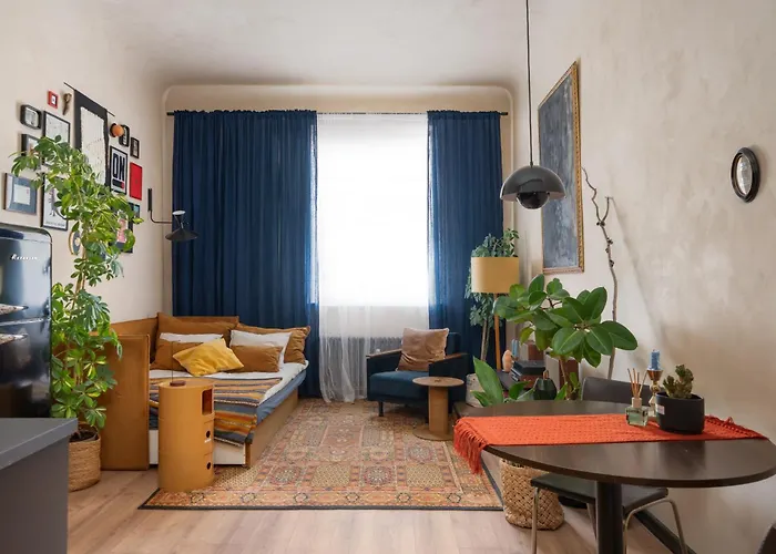 Dark & Moody Mid Century Dzīvoklis