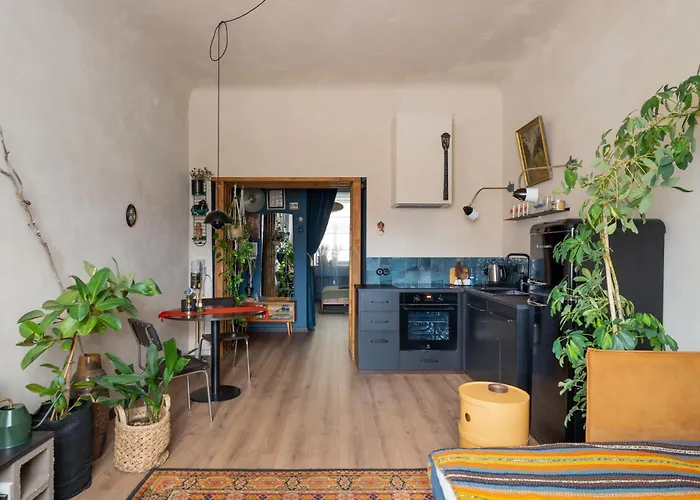 Dark & Moody Mid Century Апартаменты *