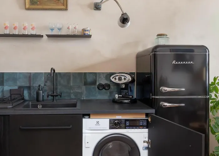 Dzīvoklis Dark & Moody Mid Century