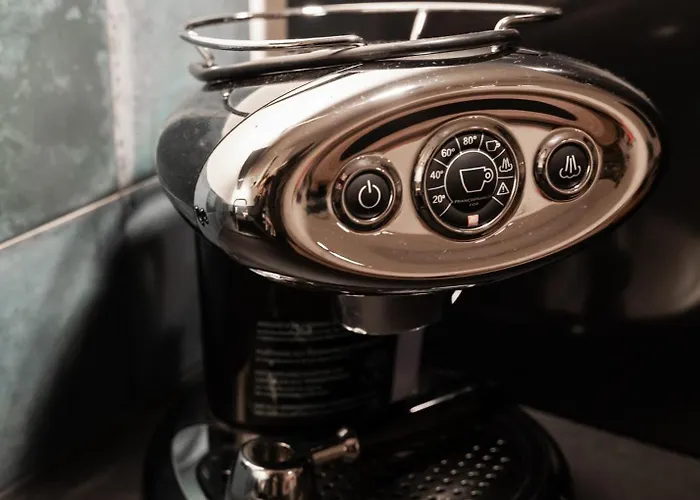 Dzīvoklis Dark & Moody Mid Century Riga