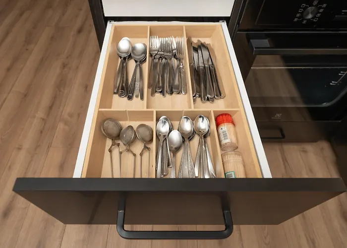 Dzīvoklis Dark & Moody Mid Century