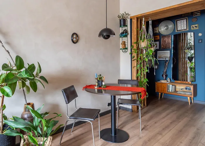 Dark & Moody Mid Century Dzīvoklis