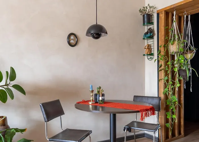 Dark & Moody Mid Century Апартаменты *