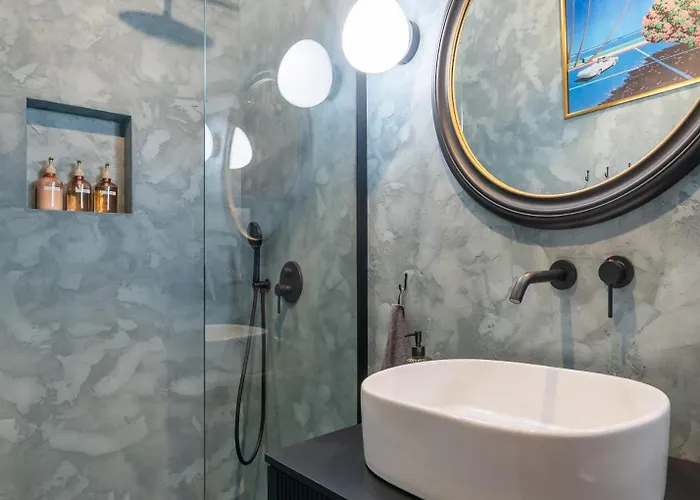 Dark & Moody Mid Century Апартаменты Рига