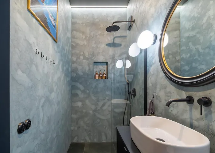 Апартаменты Dark & Moody Mid Century *