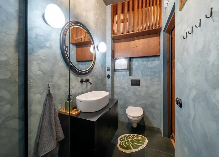 Dark & Moody Mid Century Апартаменты