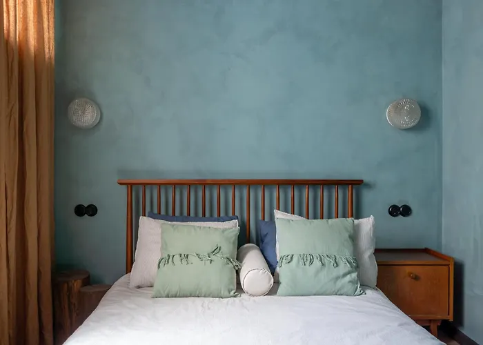 Dark & Moody Mid Century Апартаменты Рига