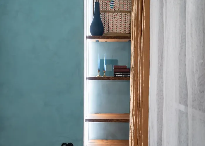 Dzīvoklis Dark & Moody Mid Century *