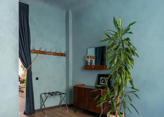 Апартаменты Dark & Moody Mid Century *