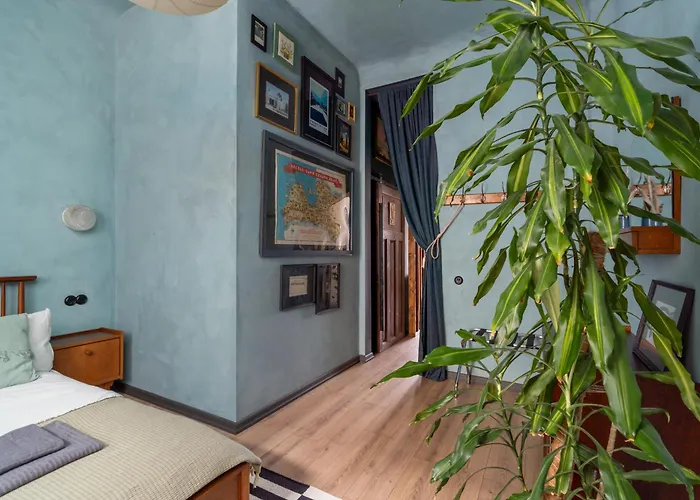 Dzīvoklis Dark & Moody Mid Century Riga