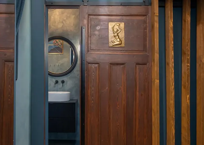 Dark & Moody Mid Century Апартаменты