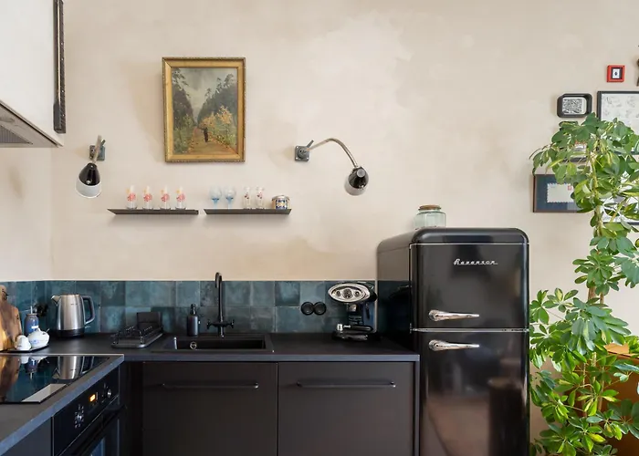 Dark & Moody Mid Century Апартаменты Рига