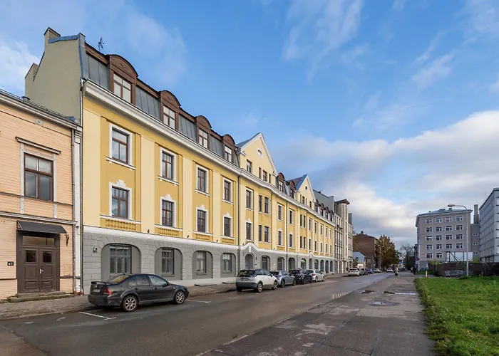 Dzīvoklis Dark & Moody Mid Century *