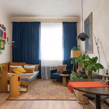 Dark & Moody Mid Century Appartamento