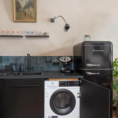 Appartamento Dark & Moody Mid Century