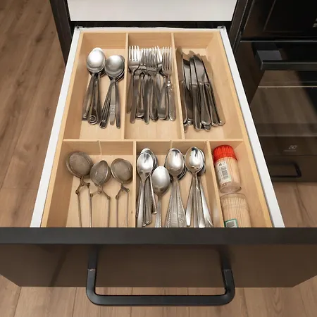 Appartamento Dark & Moody Mid Century