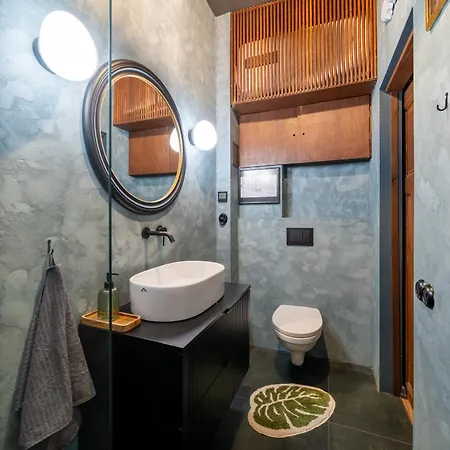 Dark & Moody Mid Century Appartamento