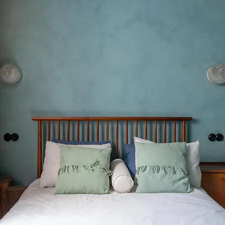 Dark & Moody Mid Century Appartamento Riga